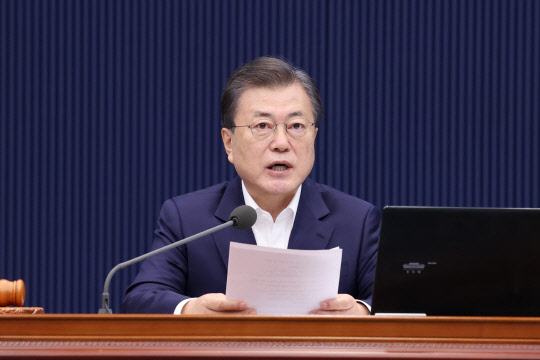 문재인 대통령이 16일 오전 청와대에서 열린 국무회의에서 발언하고 있다. 연합뉴스